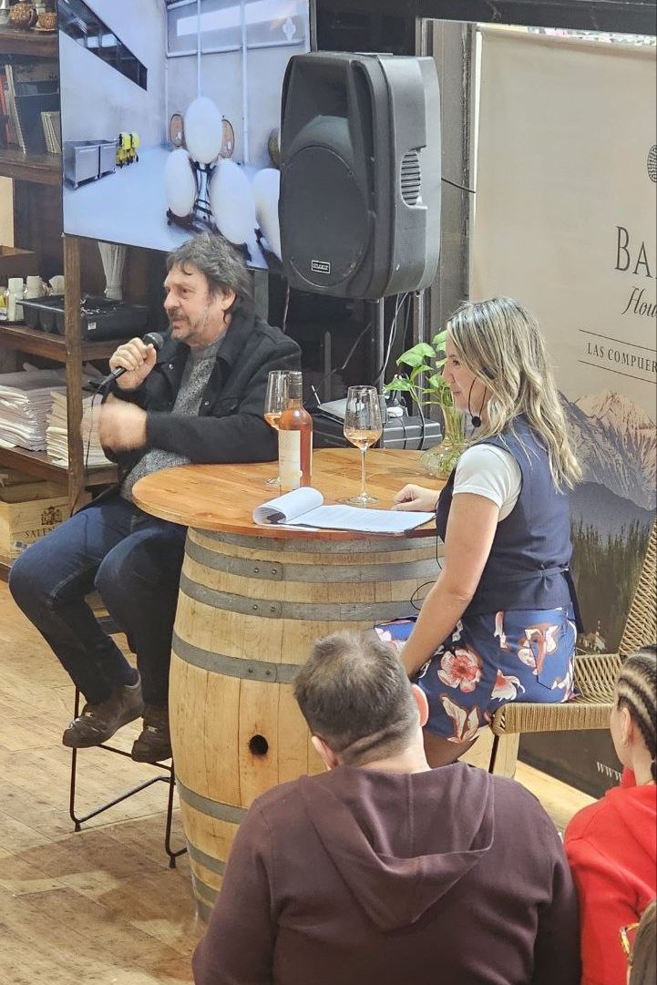Pigna en el escenario con la anfitriona de Finca Bandini