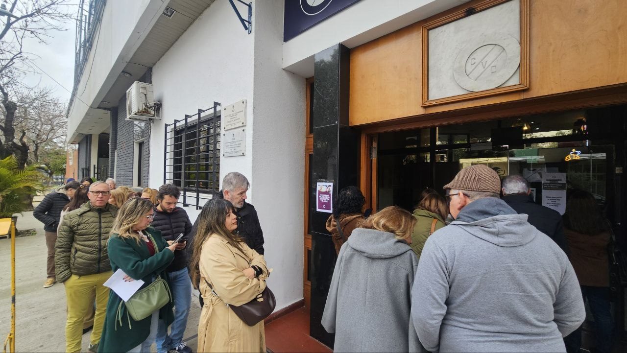 La fila para entrar, en la vereda