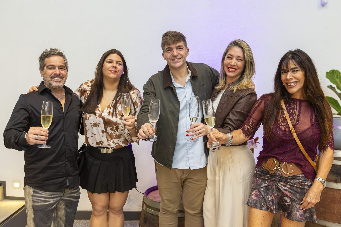 Un grupo brinda en la recepción