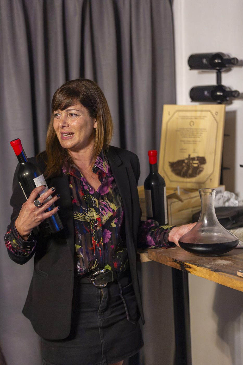 La anfitriona con la botella