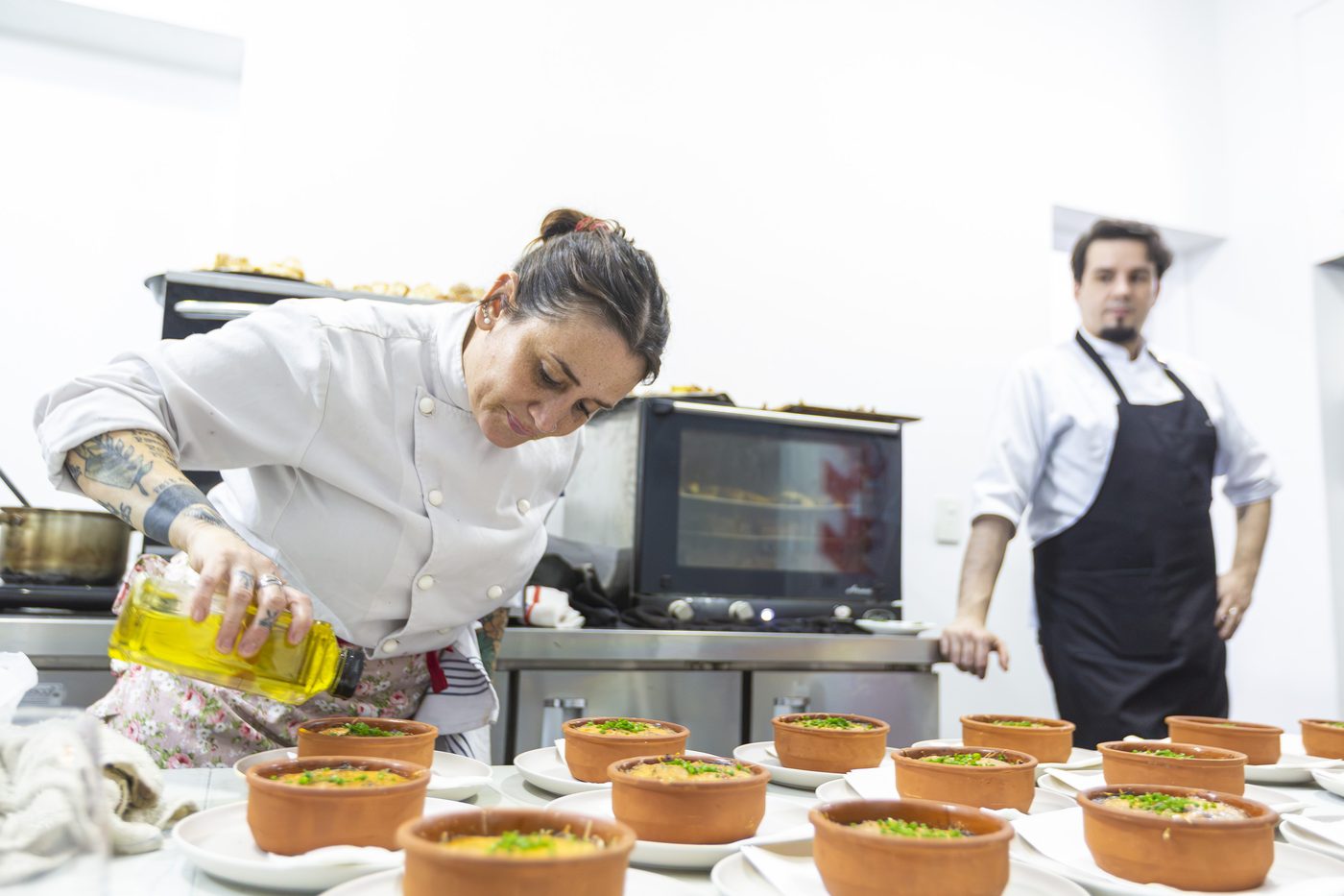 La chef emplatando