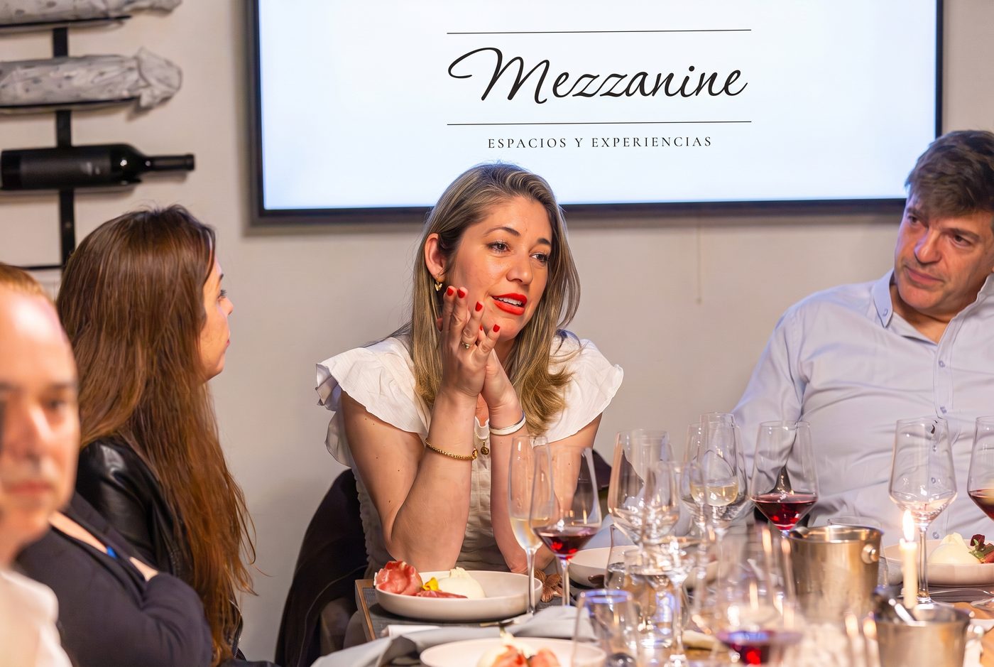 La mesa, los invitados y la pantalla