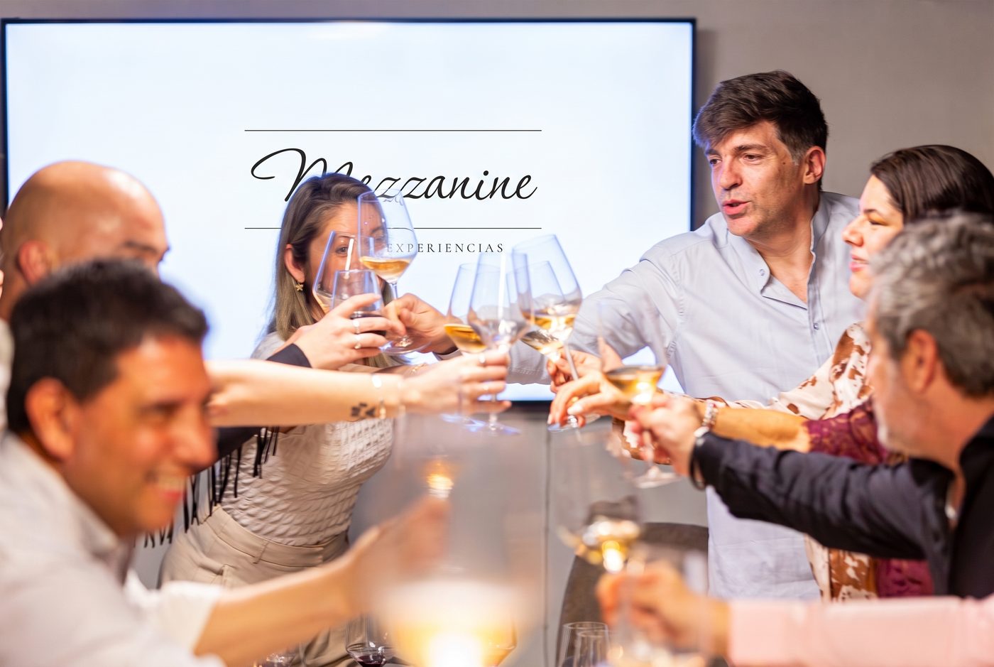 Brindis frente a la pantalla