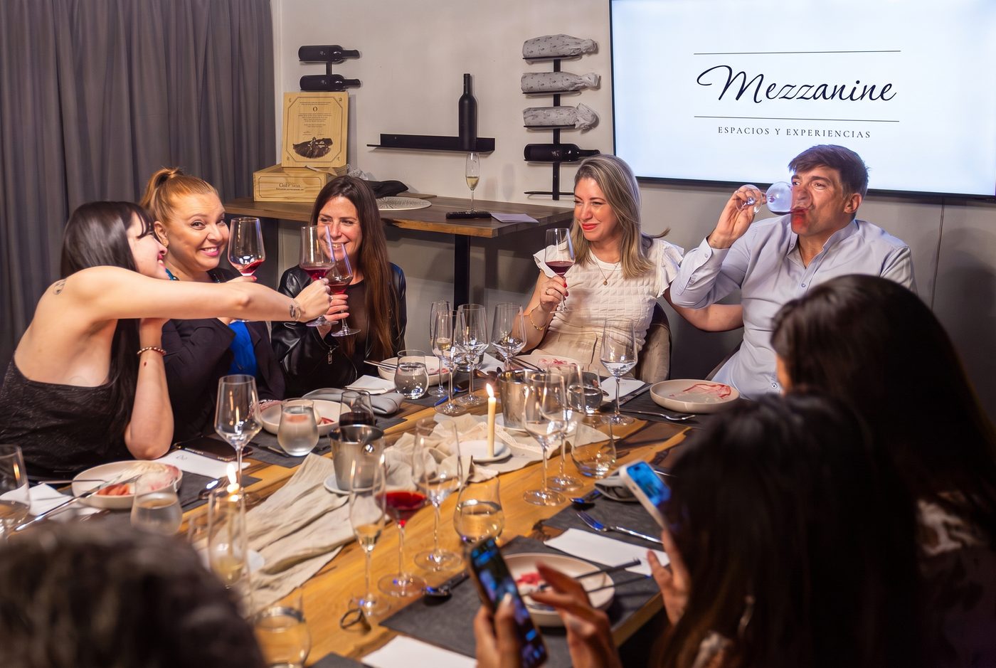 Brindis en la mesa larga