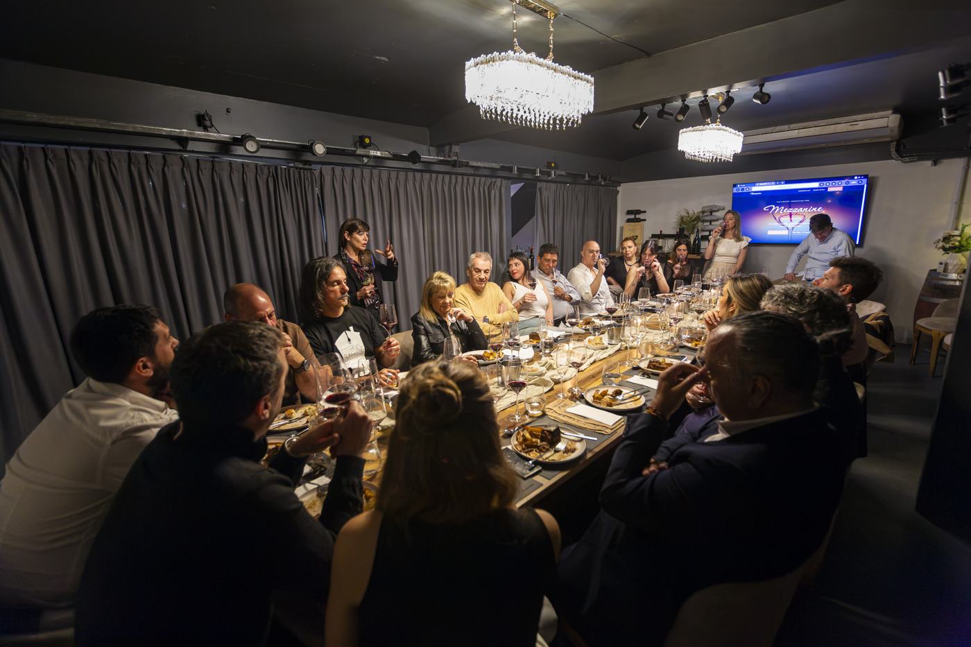 Mesa larga con invitados en el entrepiso
